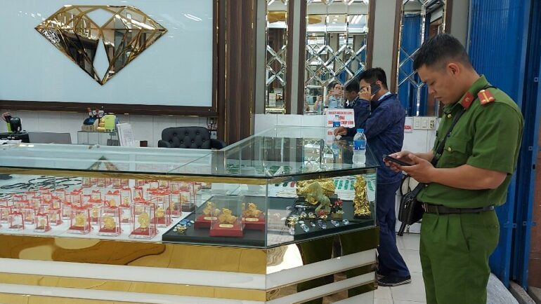 Một cửa hàng vàng ở TP HCM bị kiểm tra. Ảnh: QLTT