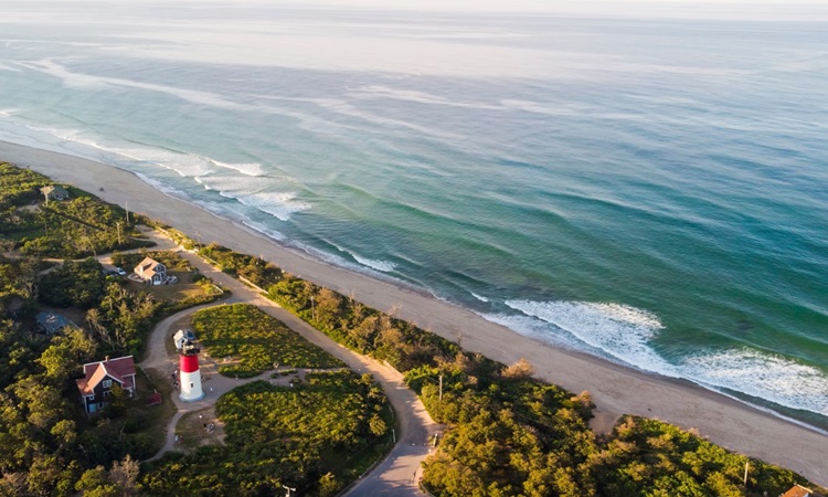 Vùng biển Cape Cod được chọn cho thí nghiệm đổ hóa chất. Ảnh: National Geographic