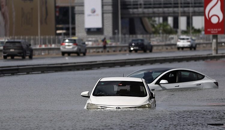 Những  chiếc xe mắc kẹt trong lụt lội do mưa lớn gây ra ở Dubai hồi giữa tháng 4. Ảnh: Reuters