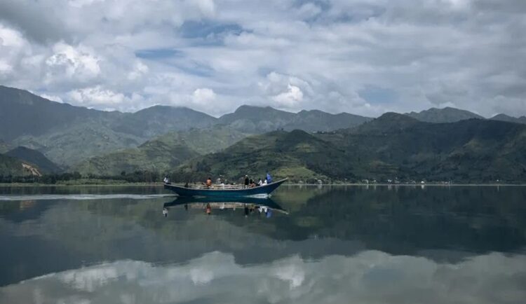 Hồ Kivu nằm vắt qua biên giới giữa Rwanda và Congo. Ảnh: AFP