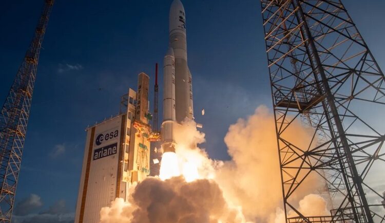 Tên lửa Ariane 5 phóng từ vùng Guiana thuộc Pháp chỉ cách xích đạo 500 km. Ảnh: ESA