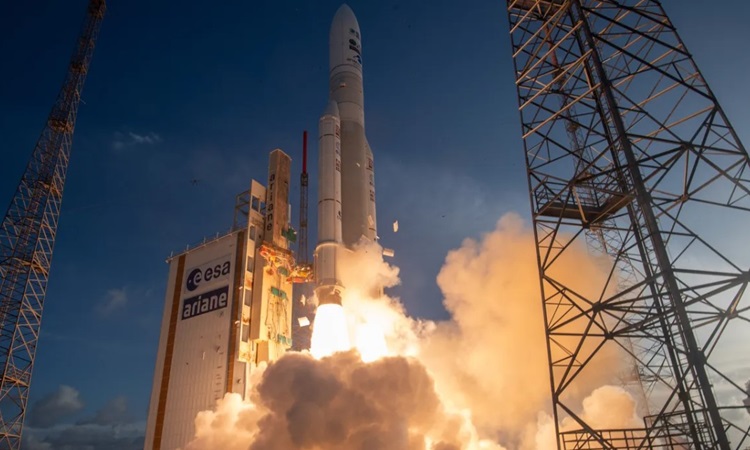 Tên lửa Ariane 5 phóng từ vùng Guiana thuộc Pháp chỉ cách xích đạo 500 km. Ảnh: ESA