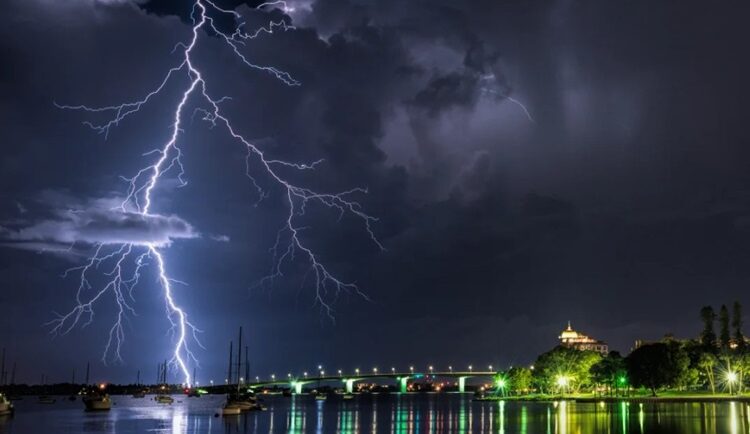 Sét đánh ở vịnh Sarasota, Florida. Ảnh: Damon Powers