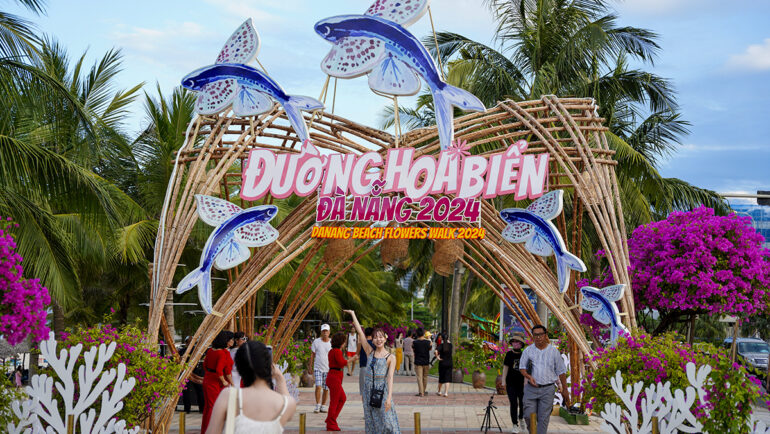 Người dân, du khách check-in đường hoa biển Đà Nẵng, chiều 5/7. Ảnh: Nguyễn Đông