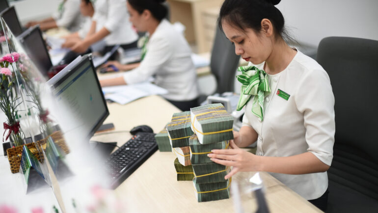Nhân viên đang kiểm đếm tiền tại quầy giao dịch của một ngân hàng ở TP HCM. Ảnh: Thanh Tùng