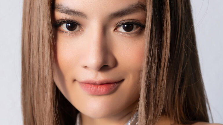 Vũ Thu Phương đón tuổi mới bằng cách chia sẻ bức ảnh chân dung trên trang cá nhân. Người đẹp  mong cuộc sống bình an, hạnh phúc và gặp nhiều may mắn.