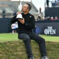 Schauffele hôn lên chiếc Cup Claret Jug sau khi vô địch Open 2024, diễn ra trên sân Royal Troon ở Scotland ngày 21/7/2024. Ảnh: AFP.