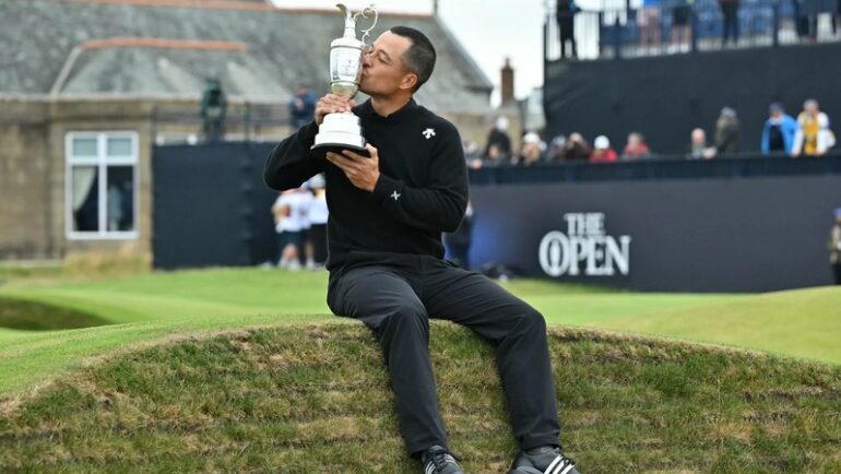 Schauffele hôn lên chiếc Cup Claret Jug sau khi vô địch Open 2024, diễn ra trên sân Royal Troon ở Scotland ngày 21/7/2024. Ảnh: AFP.