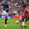 Yoro chặn một cú sút của tiền đạo Rangers trong trận giao hữu trên sân Murrayfield, Edinburgh ngày 20/7. Ảnh: PA