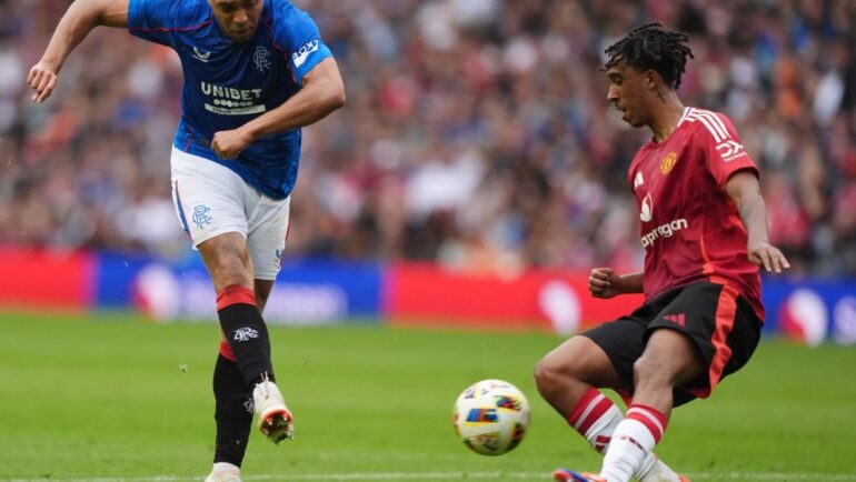 Yoro chặn một cú sút của tiền đạo Rangers trong trận giao hữu trên sân Murrayfield, Edinburgh ngày 20/7. Ảnh: PA