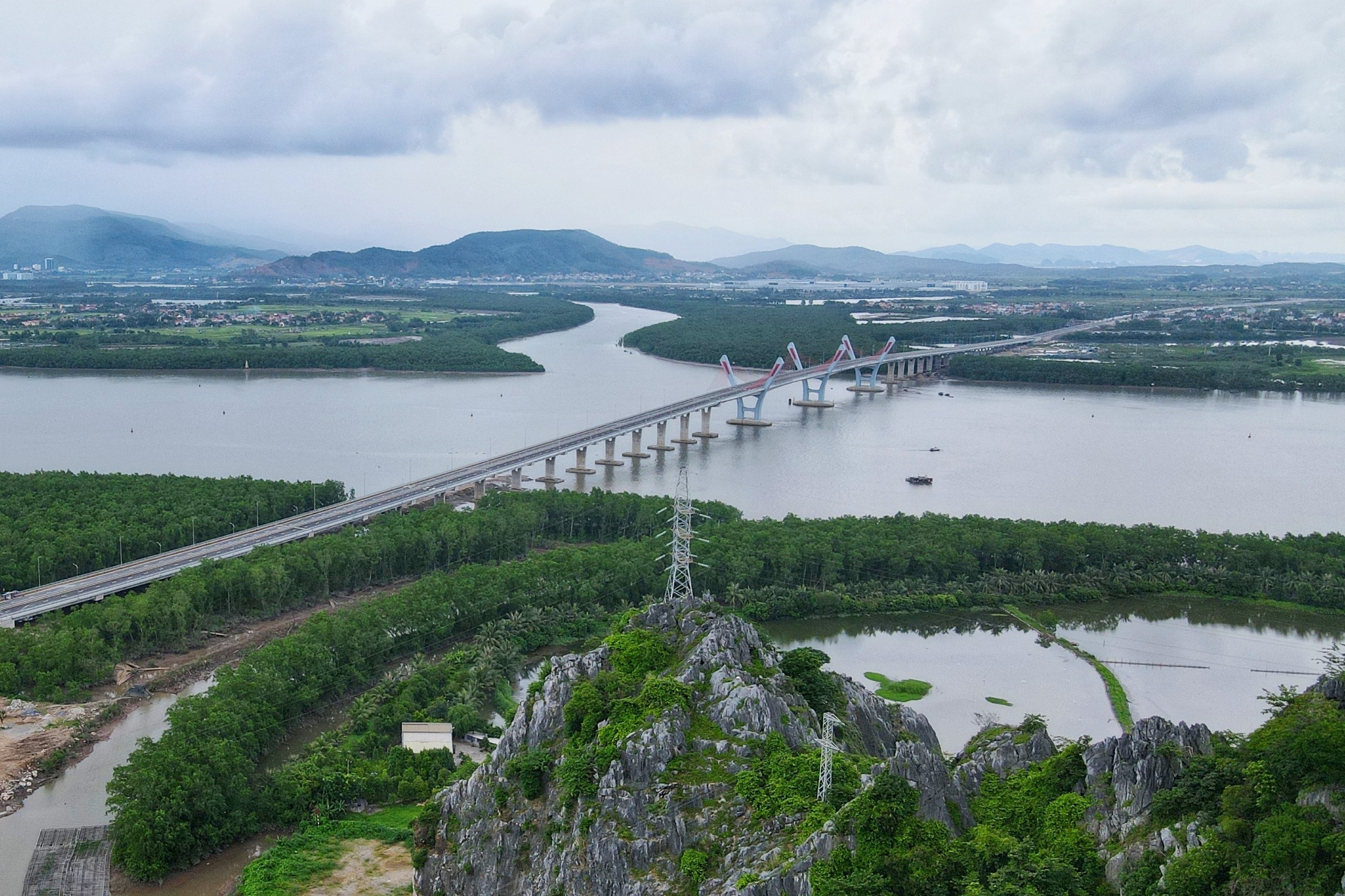 cầu Bến Rừng nối huyện Thủy Nguyên (TP Hải Phòng) và thị xã Quảng Yên (tỉnh Quảng Ninh). Ảnh: Lê Tân