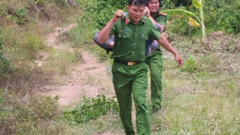 Hai nông dân được công an, quân sự địa phương đưa đi cấp cứu. Ảnh: Bùi Toàn