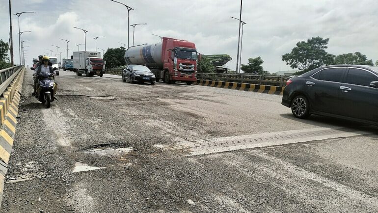 Mặt cầu Phù Đổng bị bong bật ngày 25/7. Ảnh: Phương Linh