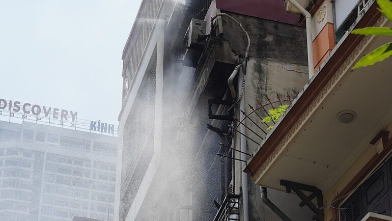 Lính cứu hỏa phun nước làm mát sau khi đã khống chế được ngọn lửa. Ảnh: Ngọc Trường