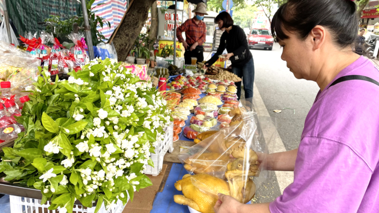 Một cửa hàng bán đồ cúng lễ ở chợ Nghĩa Tân (Cầu Giấy, Hà Nội) hôm 1/8. Cửa hàng bán đồ lễ quanh năm nhưng đông vào các dịp rằm, mùng 1, đặc biệt vào tháng 7. Ảnh: Phan Dương