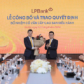 Ông Hồ Nam Tiến – Tổng Giám đốc LPBank tặng hoa chúc mừng ông Loic Faussier. Ảnh: LPBank