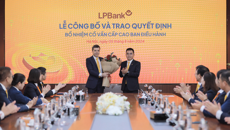 Ông Hồ Nam Tiến – Tổng Giám đốc LPBank tặng hoa chúc mừng ông Loic Faussier. Ảnh: LPBank