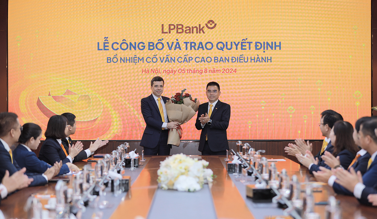 Ông Hồ Nam Tiến – Tổng Giám đốc LPBank tặng hoa chúc mừng ông Loic Faussier. Ảnh: LPBank