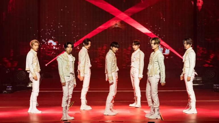 Nhóm nhạc nam Enhypen biểu diễn ngày 20/1 tại Sân vận động trong nhà Singapore. Ảnh: Straitstimes