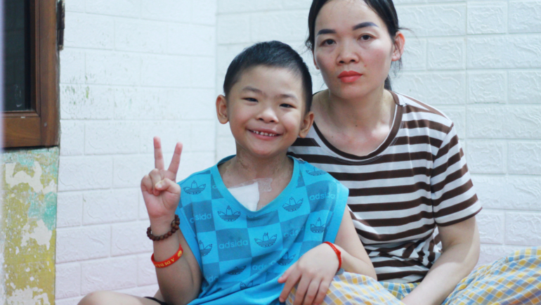 Chị Vi Thị Hương và con trai Cao Xuân Đức được cho ở miễn phí trong khu trọ ở gần Bệnh viện K Tân Triều, chiều 30/7. Ảnh: Phan Dương