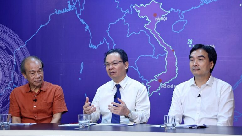 Các chuyên gia phát biểu tại toạ đàm ngày 30/7. Ảnh: VGP