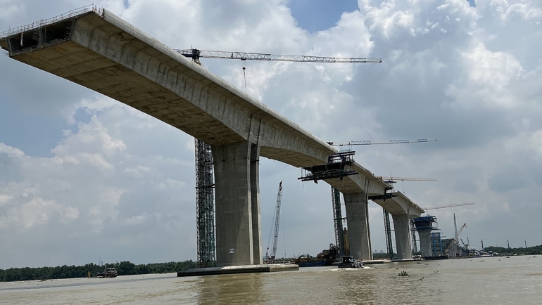 Hiện trạng cầu Nhơn Trạch bắc qua sông Đồng Nai đang thi công. Ảnh: Hạ Giang