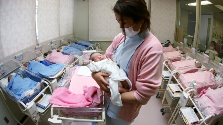 Các thành phố như Tokyo và Seoul đã chuyển sang những ý tưởng cấp tiến như ra mắt ứng dụng hẹn hò và hỗ trợ tiền cho mọi người để đảo ngược tình trạng cắt ống dẫn tinh nhằm thúc đẩy tỷ lệ sinh đang giảm. Ảnh: BI