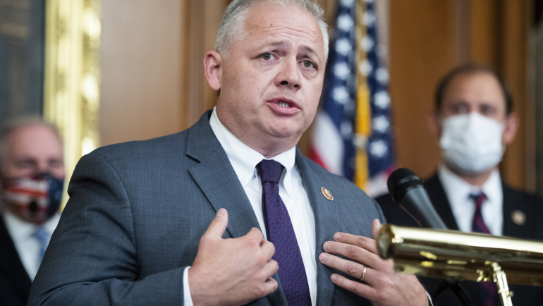 Ông Denver Riggleman trong một cuộc họp báo năm 2020. Ảnh: Reuters