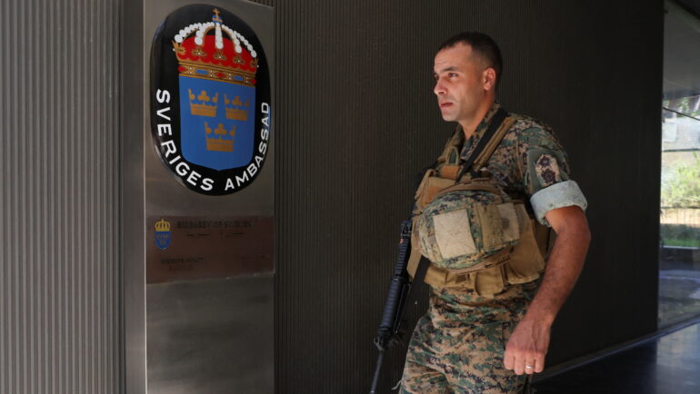 Binh sĩ Lebanon đứng gác tại tòa nhà đặt đại sứ quán Thụy Điển ở thủ đô Beirut ngày 21/7/2023. Ảnh: Reuters