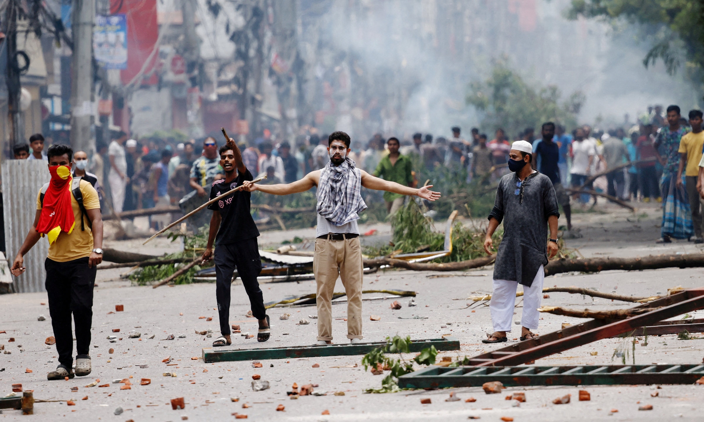 Người biểu tình trên đường phố Dhaka, Bangladesh, ngày 19/7. Ảnh: Reuters