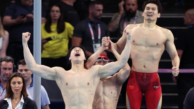 Các tuyển thủ bơi Trung Quốc ăn mừng chiến thắng ở nội dung 4x100m nam Olympic 2024. Ảnh: CCTV.