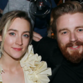 Saoirse Ronan (trái) và Jack Lowden trong bữa tiệc của đoàn phim Mary Queen of Scots năm 2018. Ảnh: Extra