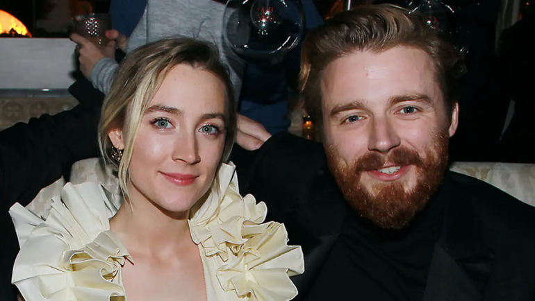 Saoirse Ronan (trái) và Jack Lowden trong bữa tiệc của đoàn phim Mary Queen of Scots năm 2018. Ảnh: Extra
