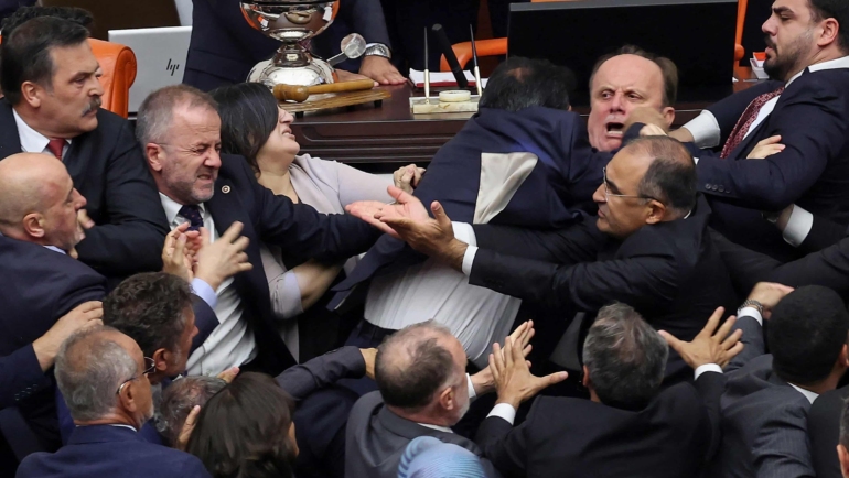 Các nghị sĩ Thổ Nhĩ Kỳ ẩu đả tại trụ sở quốc hội ở thủ đô Ankara ngày 16/8. Ảnh: AFP