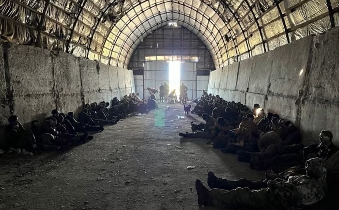 Tù binh Nga tại một địa điểm ở Ukraine. Ảnh: SBU