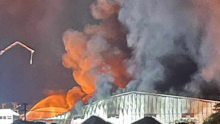 Khói lửa bốc lên từ khu nhà xưởng. Ảnh: Hưng Khánh