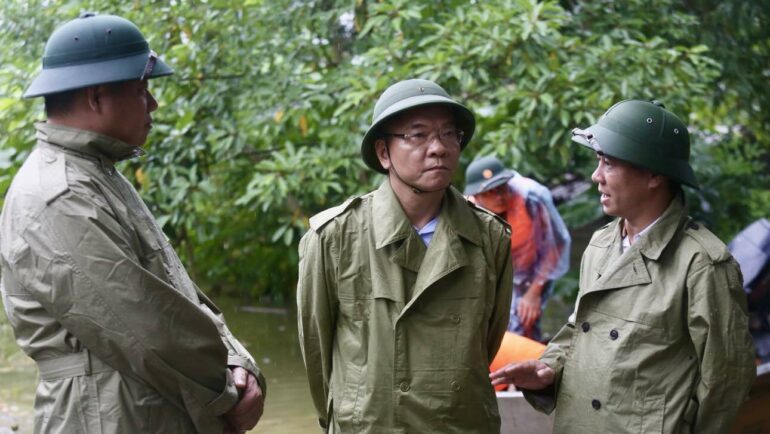 Phó thủ tướng trao đổi với lãnh đạo Hà Nội, Cục Quản lý đê điều và Phòng chống thiên tai. Ảnh: Gia Chính