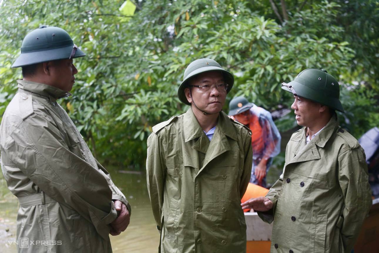 Phó thủ tướng trao đổi với lãnh đạo Hà Nội, Cục Quản lý đê điều và Phòng chống thiên tai. Ảnh: Gia Chính