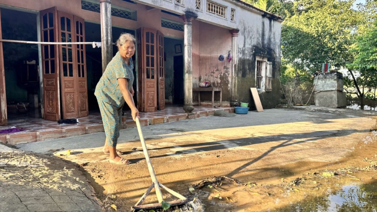 Người dân dọn dẹp trở về nhà sau lũ. Ảnh: Gia Chính