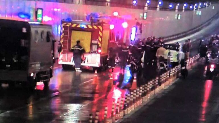 Xe chữa cháy được điều vào đường hầm sông Sài Gòn dập lửa, tối 2/8.