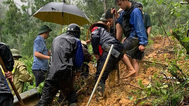 Người dân cứu sống hai người đi đường bị sạt lở ở Bắc Kạn. Ảnh: Bắc Kạn 24h