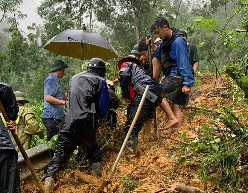 Người dân cứu sống hai người đi đường bị sạt lở ở Bắc Kạn. Ảnh: Bắc Kạn 24h