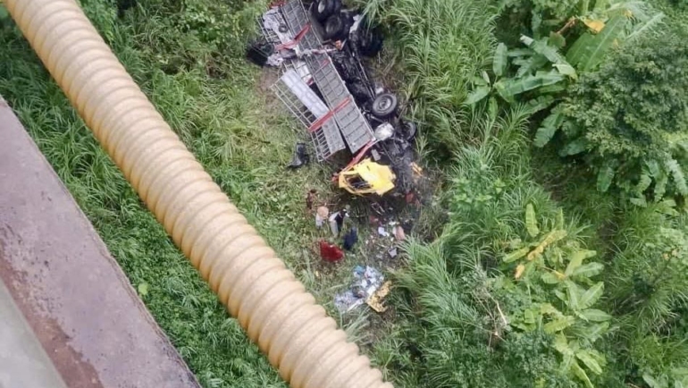 Xe tải rơi xuống vực sau khi văng ra khỏi cao tốc. Ảnh: Lào Cai online