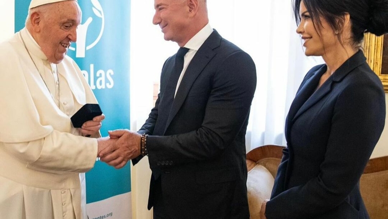 Tỷ phú Jeff Bezos bắt tay Giáo hoàng Francis. Ảnh: Instagram Lauren Sanchez