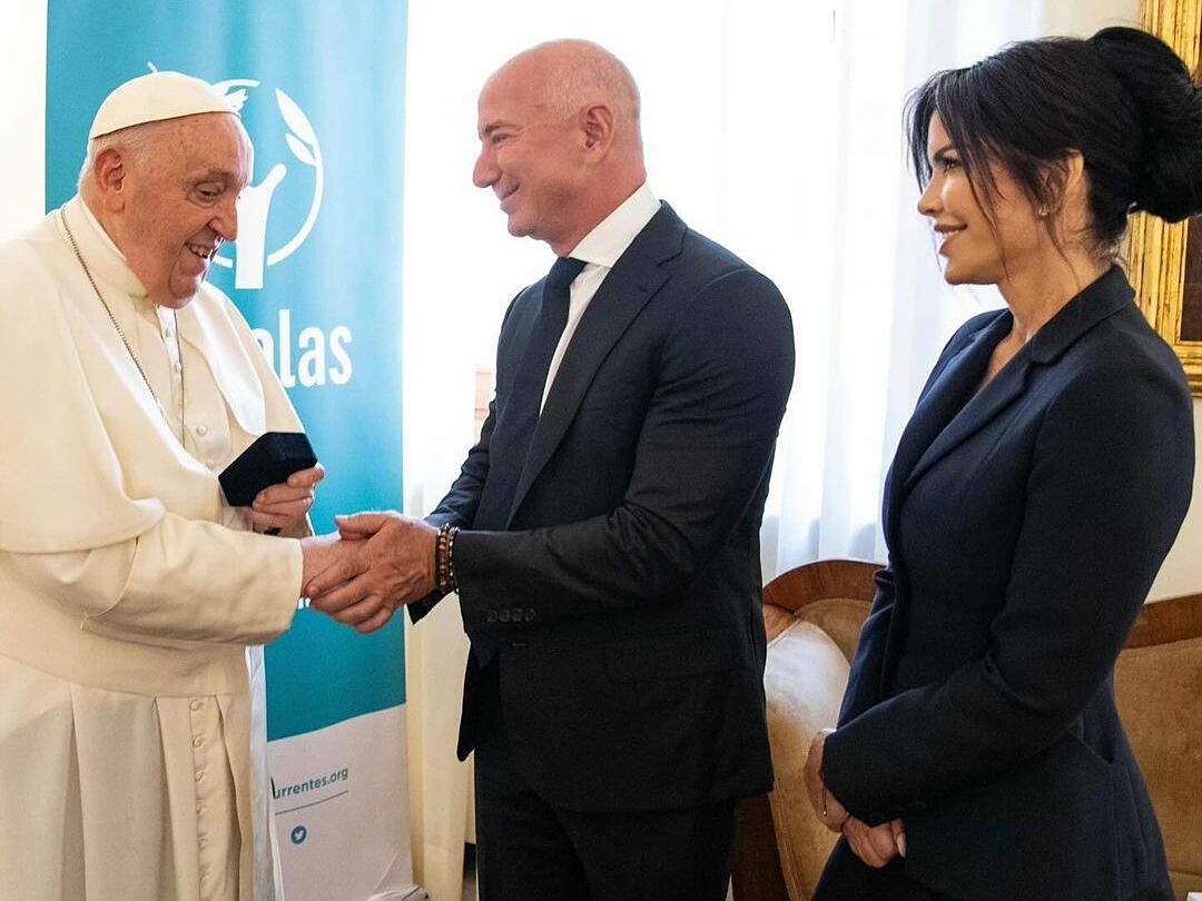 Tỷ phú Jeff Bezos bắt tay Giáo hoàng Francis. Ảnh: Instagram Lauren Sanchez