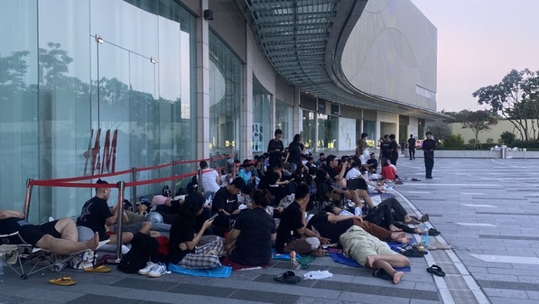 Những người ngủ qua đêm trước trung tâm thương mại đợi mua Labubu ở quận 7, TP HCM. Ảnh: Ngọc Ngân