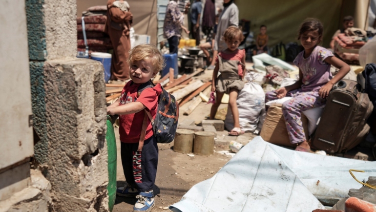 Trẻ em Palestine chờ sơ tán khỏi một ngôi trường ở phía đông thành phố Deir al-Balah, miền trung Dải Gaza, ngày 16/8. Ảnh: AP