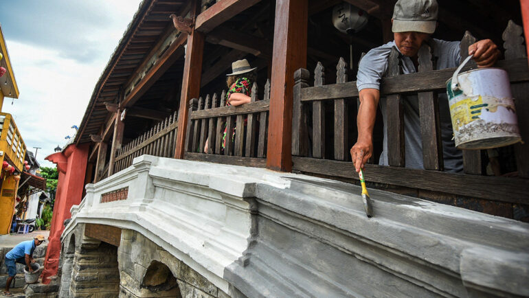 Màu sẫm được quét lên làm giảm màu trắng ở hông Chùa Cầu. Ảnh: Nguyễn Văn