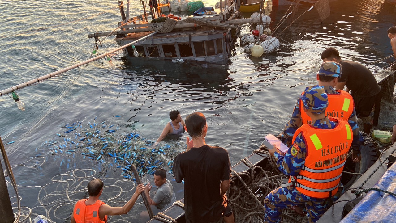 Tàu cá ngư dân bị chìm. Ảnh: Ngọc Bình