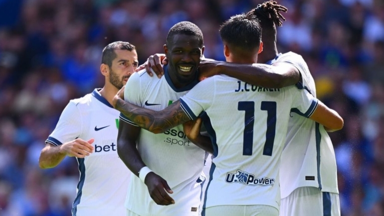 Thuram chung vui cùng các đồng đội sau khi ghi bàn giúp Inter tránh được thất bại trong ngày ra quân Serie A mùa 2024-2025.